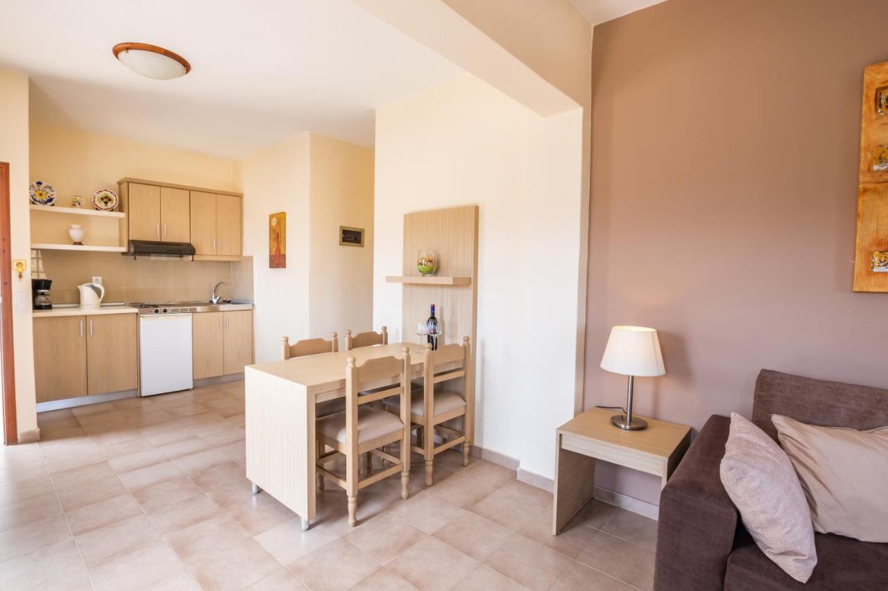 Aphrodite Luxury Studios & Apartments カルパトス エクステリア 写真