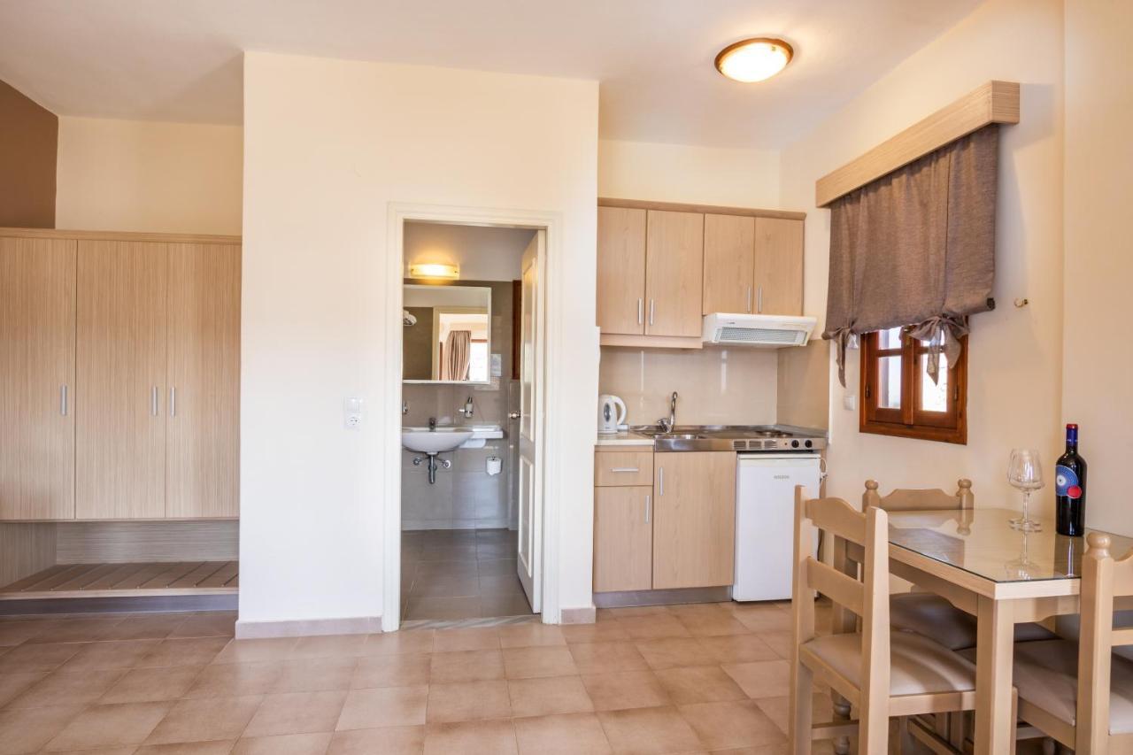 Aphrodite Luxury Studios & Apartments カルパトス エクステリア 写真